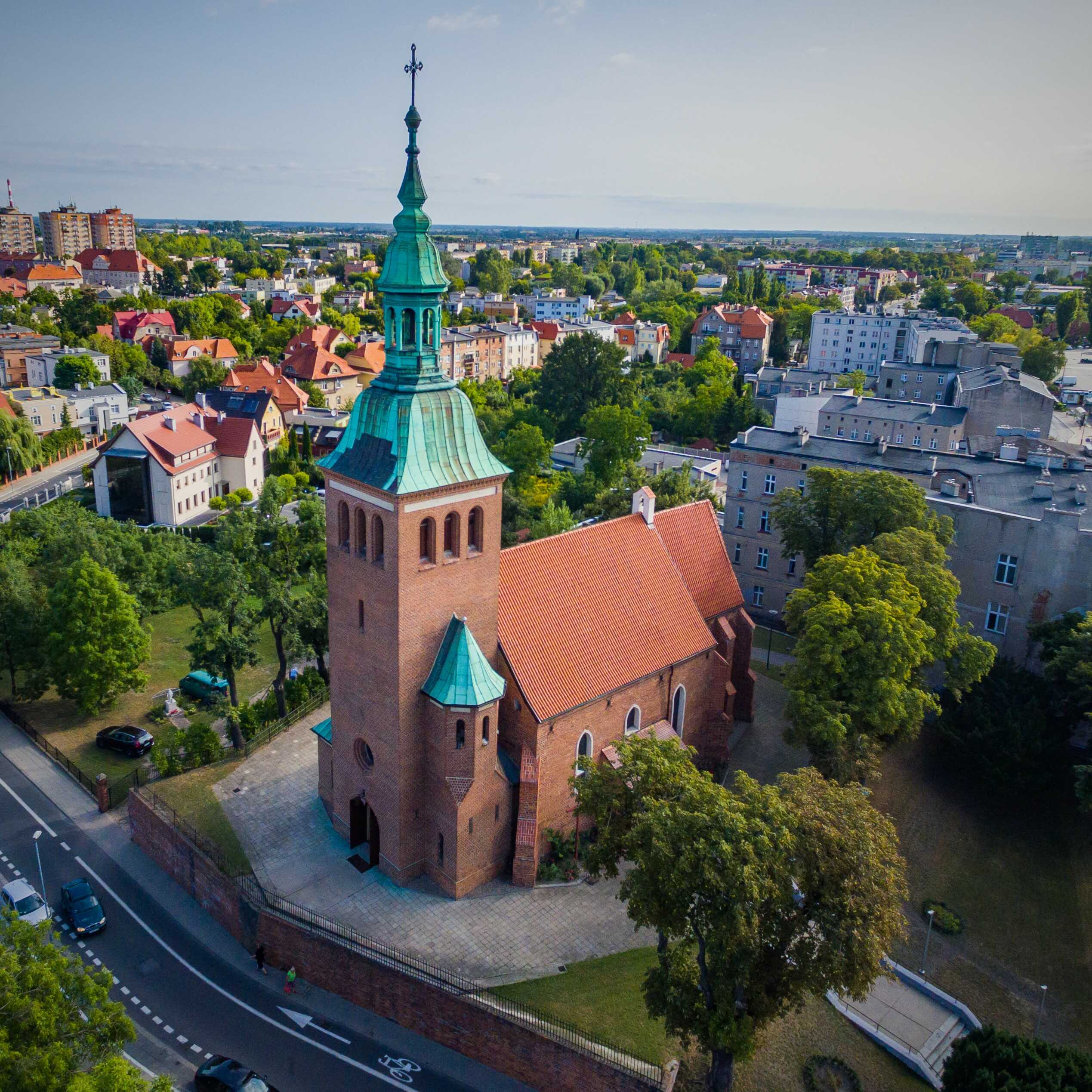 Gotycki kościół, architektura wieży neobarokowa